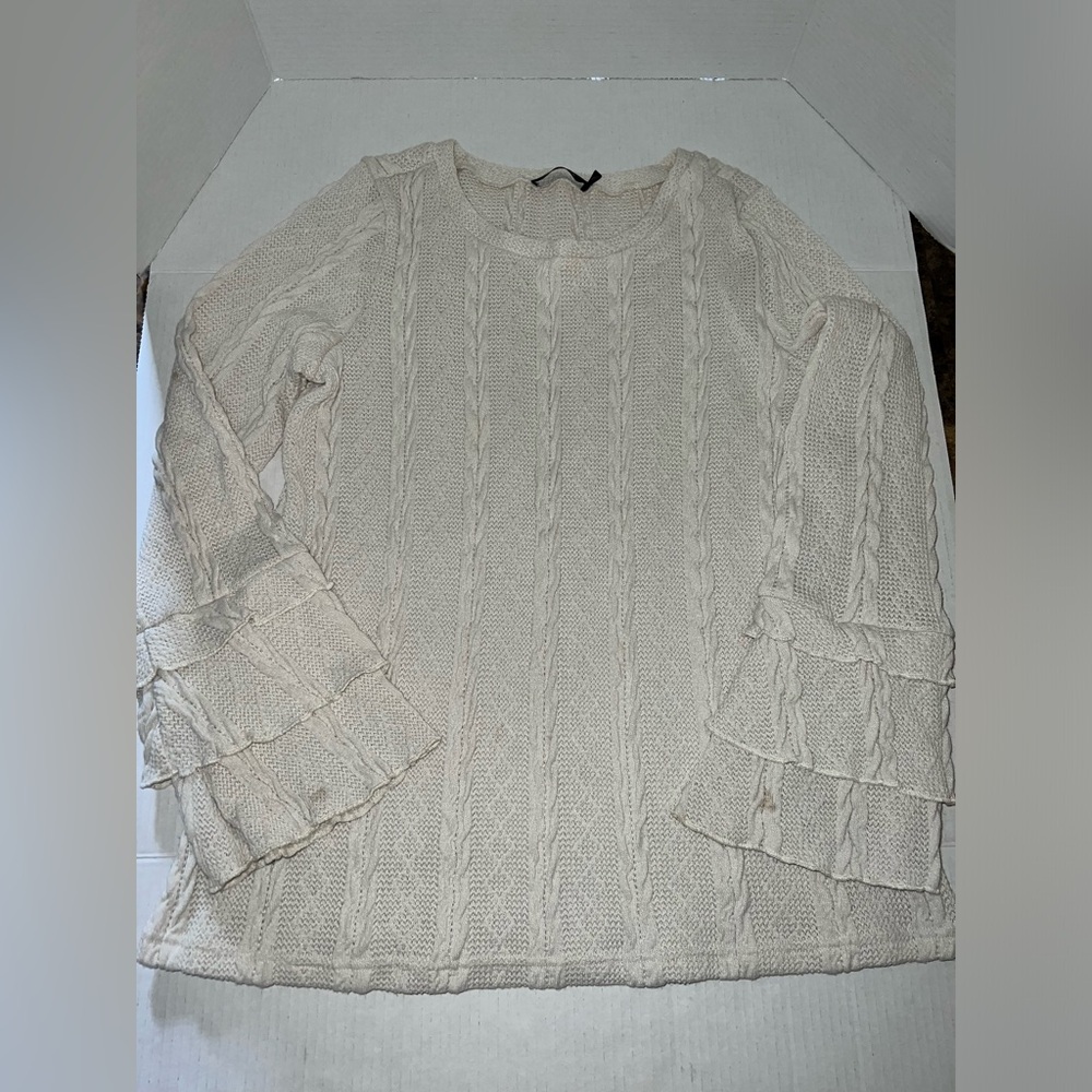 Doe & Rae Ruffle Tier Bell Sleeve Sweater Top Size Women’s Size Large Cream LNC